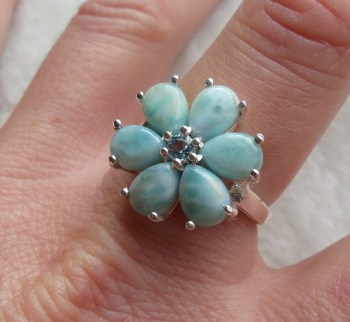 Zilveren ring bloem gezet met Larimar en blauw Topaas 18 mm